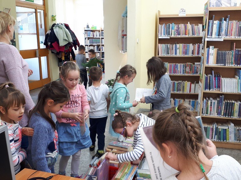 Niezapominajki w bibliotece